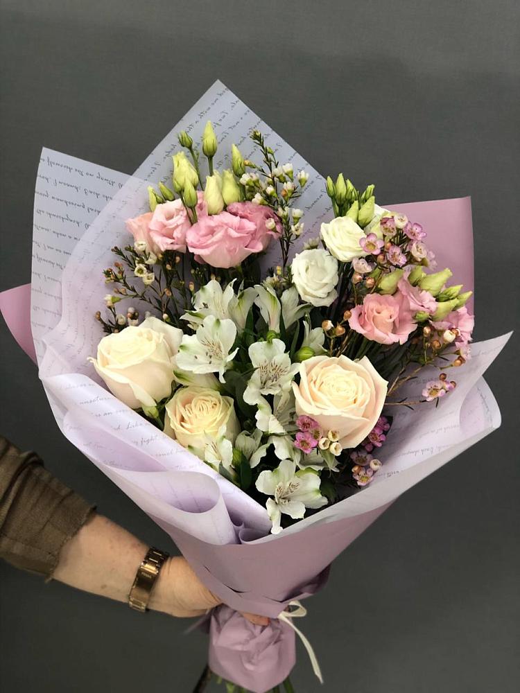 Букет цветов из: Альстромерии, Розы и Лизиантусы в Дивногорске