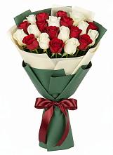 Букет Микс из красных и белых роз в Дивногорске