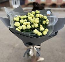 Букет Белые кустовые розы Солинеро в Дивногорске