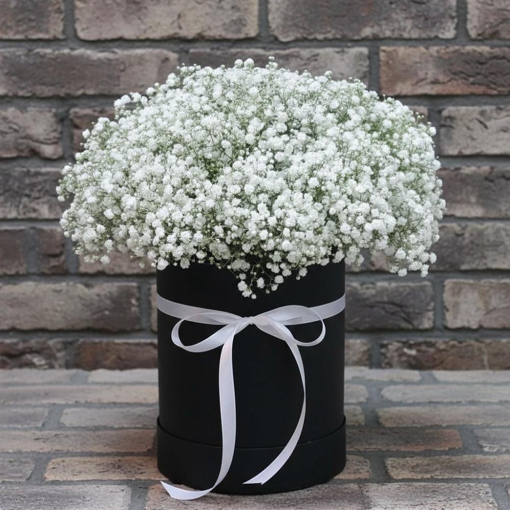 Цветочная композиция из Гипсофила в шляпной коробке в Дивногорске