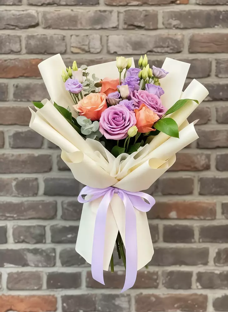 Букет цветов из: Лизиантусы и Розы в Дивногорске