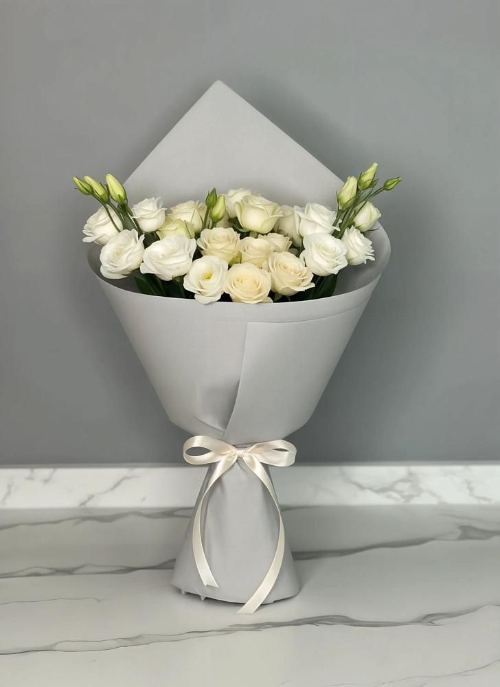 Букет цветов из: Розы и Лизиантусы в Дивногорске