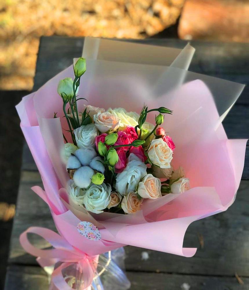 Букет цветов из: Розы и Лизиантусы в Дивногорске