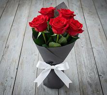 Букет 5 Красных роз Эдлесс Лав в Дивногорске
