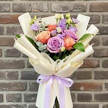 Букет цветов из:  Лизиантусы и Розы в Дивногорске