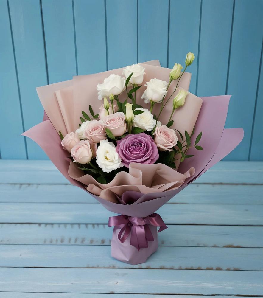 Букет цветов из: Розы и Лизиантусы в Дивногорске